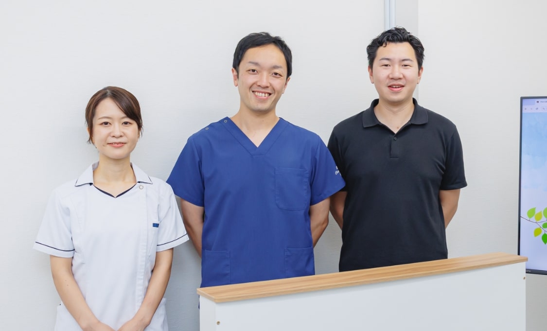 並んで立つ医師と看護師とスタッフ