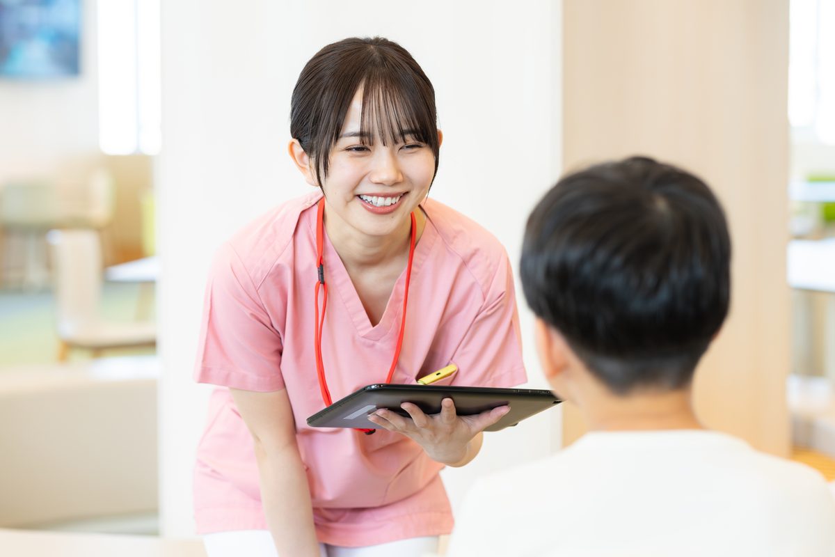 患者と話す訪問診療アシスタント