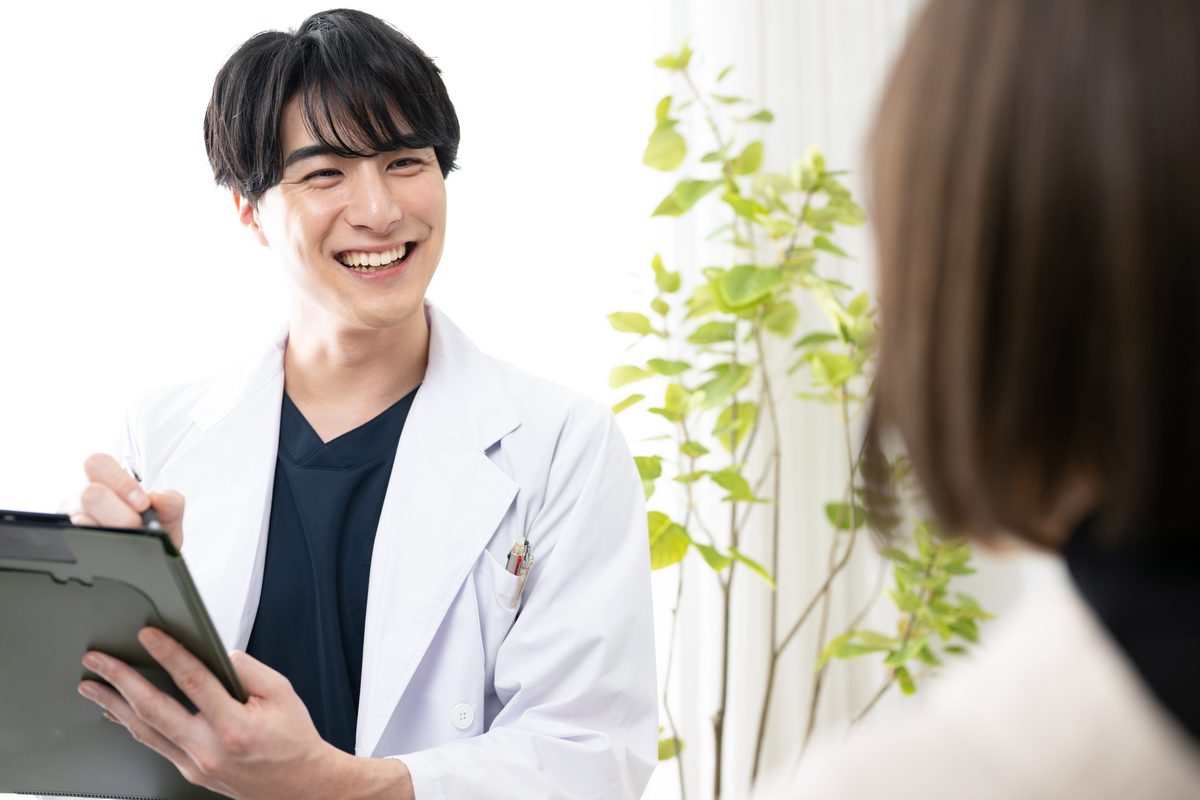 診察室で患者と話す医師