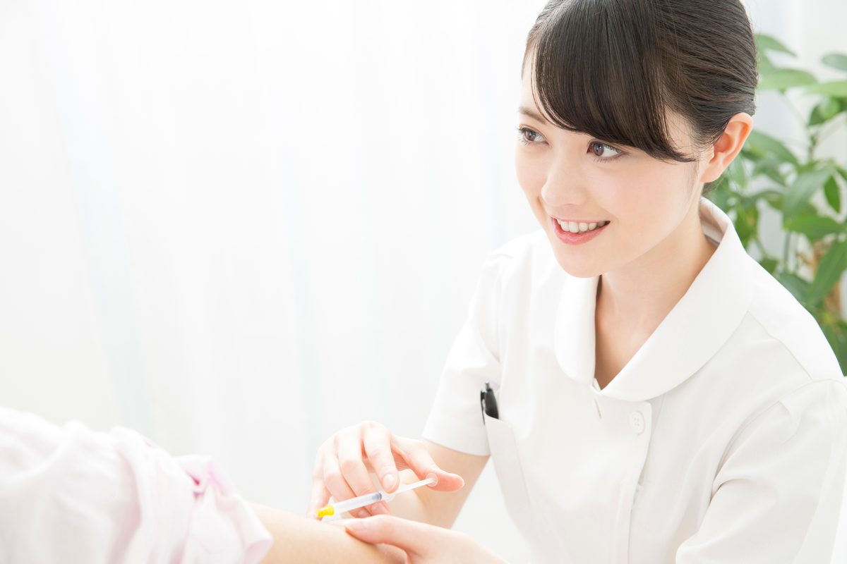 処置をする看護師