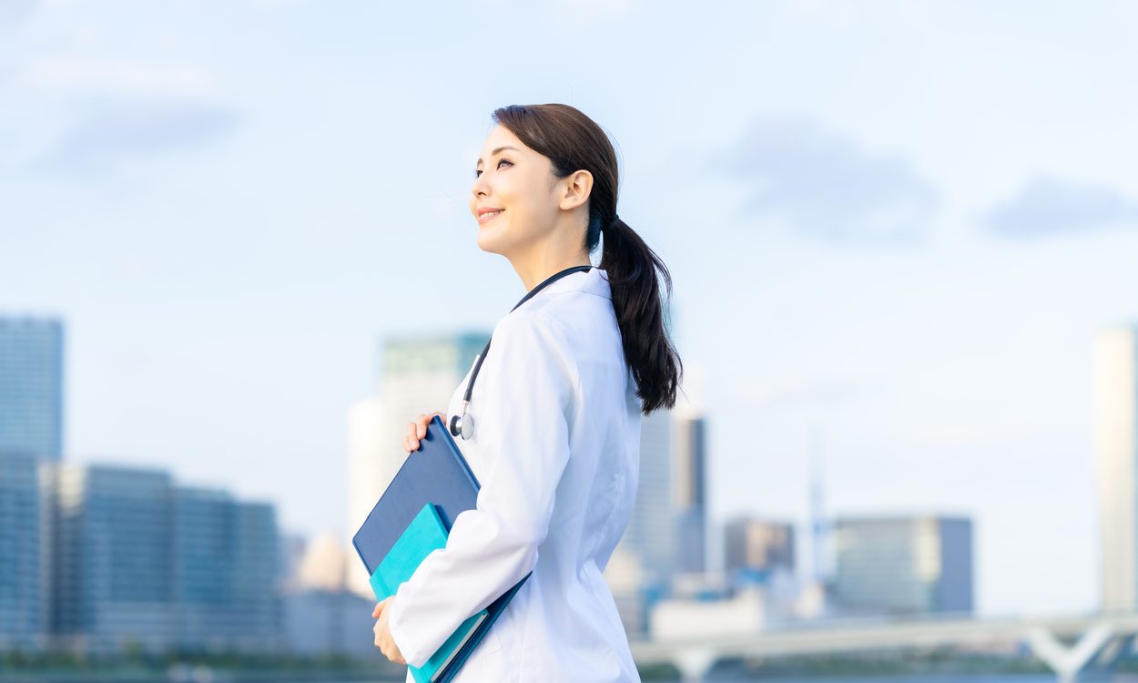クリニックへ向かう医師